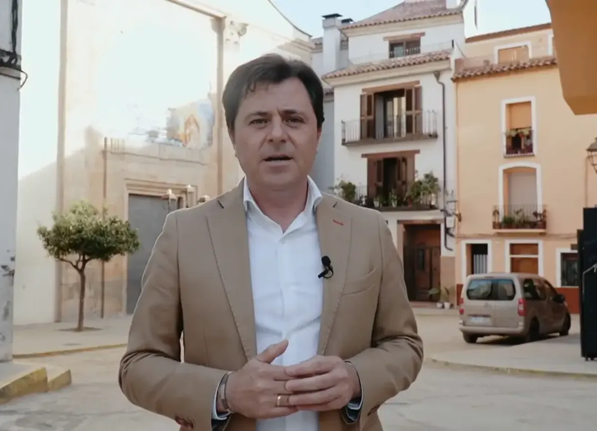 Presentador de La Plaça grabando en la calle de un pueblo