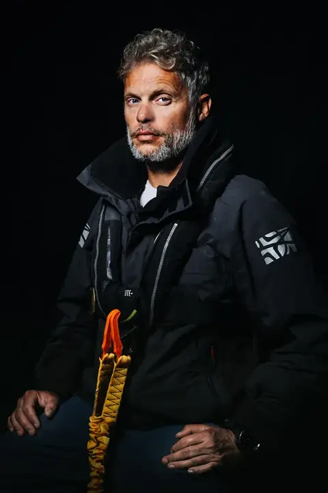 Retrato de un regatista con chaqueta técnica