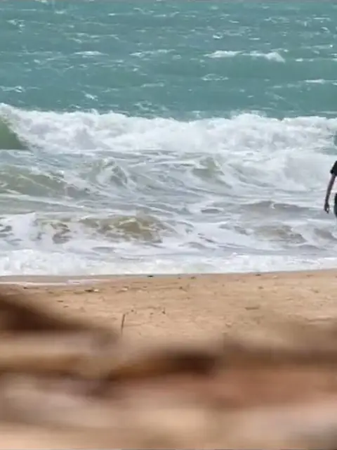 Dos personas paseando por una playa de Sicilia, de The Unknow Sicily